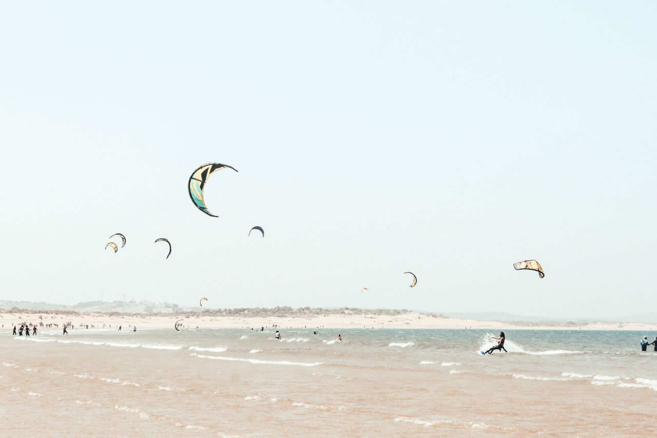 How can you learn to kitesurf?