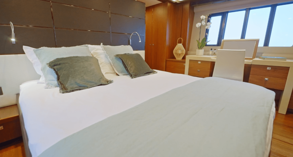 bateau rent bed luxury