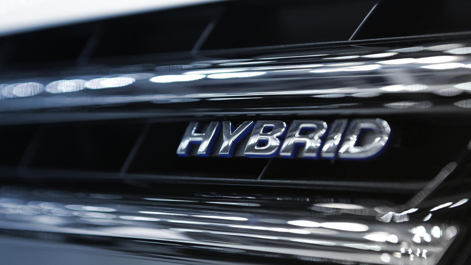Electric Cars vs Hybrid Cars: Which One Should You Choose ?
